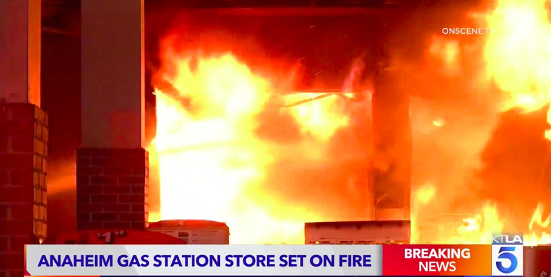 橙县安那罕市一家加油站10日凌晨，一名男子点燃加油站商店，并穿着火衬衫追赶店员。（KTLA5）(photo:UDN)