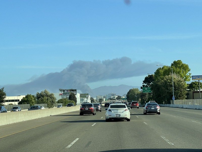 南圣何塞的家得宝发生大灾。火灾冒出的黑烟连远在30英里以外的佛利蒙市都可以看见(记者熊移山/摄影)(photo:UDN)