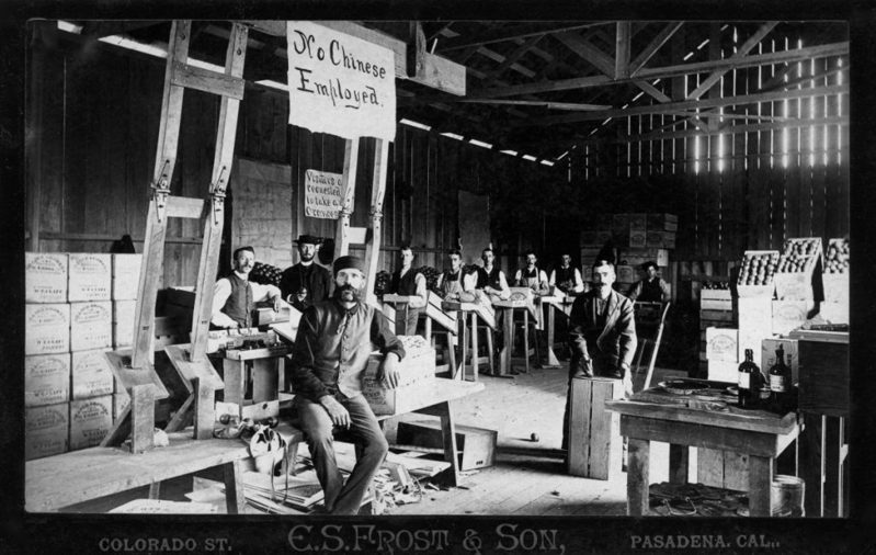 1886年的老照片中显示，一家巴市橘子包装厂中写着「禁止雇用华人」。（取自巴沙迪那博物馆）(photo:UDN)