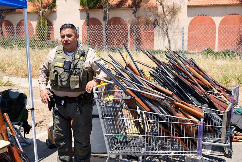 洛杉矶上周末回购了365支长短枪。（韩珍妮办公室）(photo:UDN)