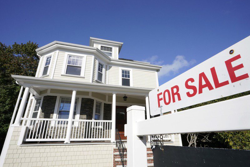 房价高涨，房贷利率攀升，导致房地产市场趋冷，甚至可能暴跌。图为麻州西马市一处房屋挂牌求售。(美联社)(photo:UDN)