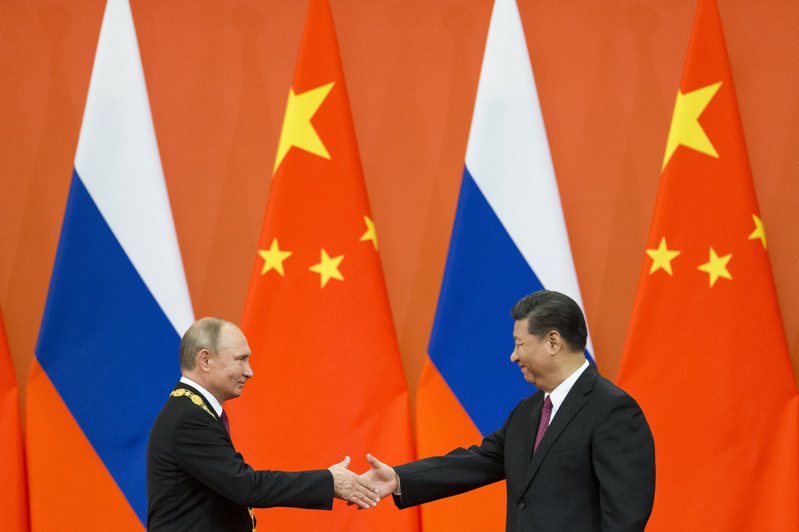 俄罗斯总统普亭(左)与中国国家主席习近平(右)15日将在中亚国家乌兹别克会面，预计将讨论乌克兰和台湾议题。图为两人2018年6月在北京会晤的档案照。(美联社)(photo:UDN)