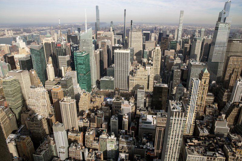 纽约是全球亿万富豪最集中的城市，图中是曼哈顿中城的摩天大楼。(美联社)(photo:UDN)