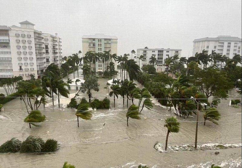 南佛州房價最貴的拿波里市28日遭颶風強襲，全市都浸泡在水裡。(取自拿波里市臉書)
