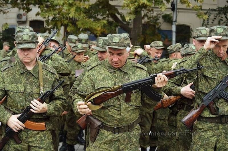 俄罗斯被征召的士兵中，可看到白发苍苍、满脸皱纹的老人。（取材自推特）(photo:UDN)