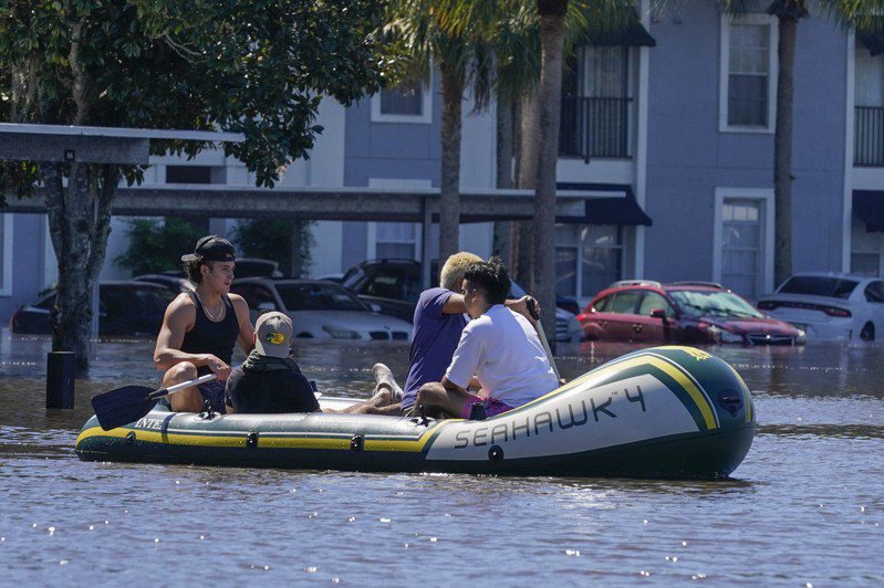 伊恩飓风30日虽已离开佛州， 但仍有数以千计民众受困于洪水。图为救援人员用皮伐艇将被困在一幢公寓里的中佛州大学学生转移。(美联社)(photo:UDN)