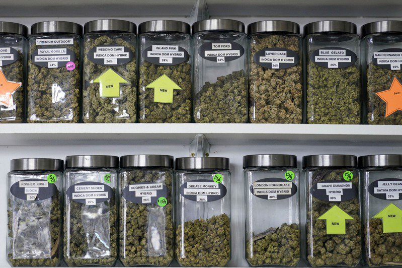在取得执照的合法大麻店里，陈列各种大麻，市场潜力极大。  （美联社）(photo:UDN)