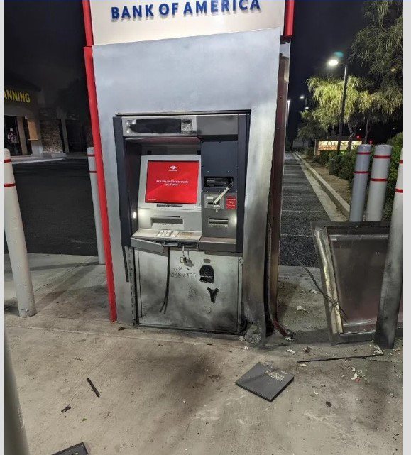 图为遭窃盗爆破的ATM提存机。（https://twitter.com/SEBLASD/status/1581757888741056512/photo/2；洛县警局特别工作小组推特）(photo:UDN)