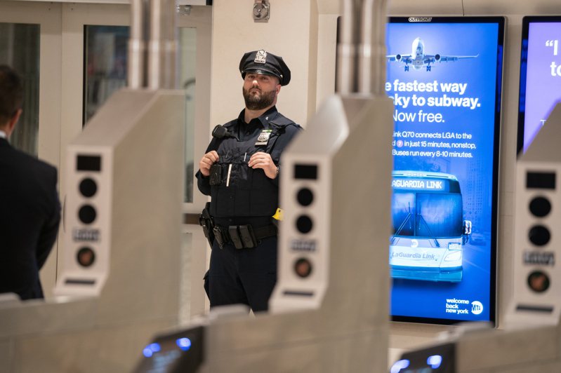 纽约市将增派1200名警察，在全市300多个地铁站巡逻。(州长办公室提供)(photo:UDN)