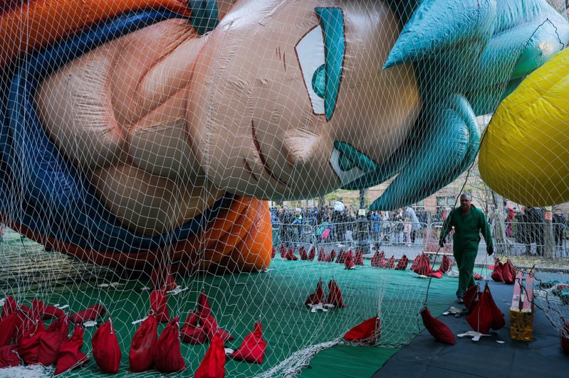 梅西百货感恩节大游行今天登场，工作人员忙着帮大型人偶气球充气。图为日本漫画七龙珠里的悟空。路透(photo:UDN)