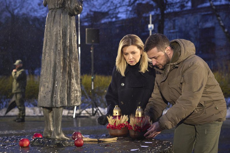 乌克兰总统泽连斯基（右）与妻子（左）26日向基辅的乌克兰大饥荒受难者雕像前献祭，悼念惨剧发生90周年。乌方近期指控俄罗斯蓄意破坏能源基建，务求将寒冬武器化，企图重演当年的种族灭绝。（美联社）(photo:UDN)