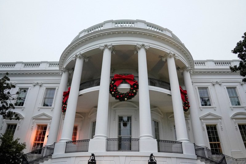 拜登总统27日结束在麻州南塔克特岛的感恩节假，搭机返回白宫。分析人士指拜登总统马上面临新挑战。(路透)(photo:UDN)