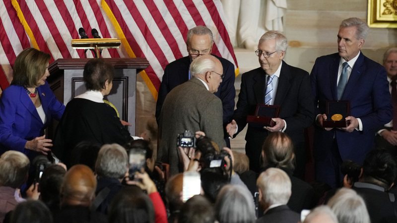 代表已故美国国会警察斯科尼克出席的家人(左一与左二)拒绝与共和党领袖麦康诺(右二)与麦卡钖(右)握手。美联社(photo:UDN)