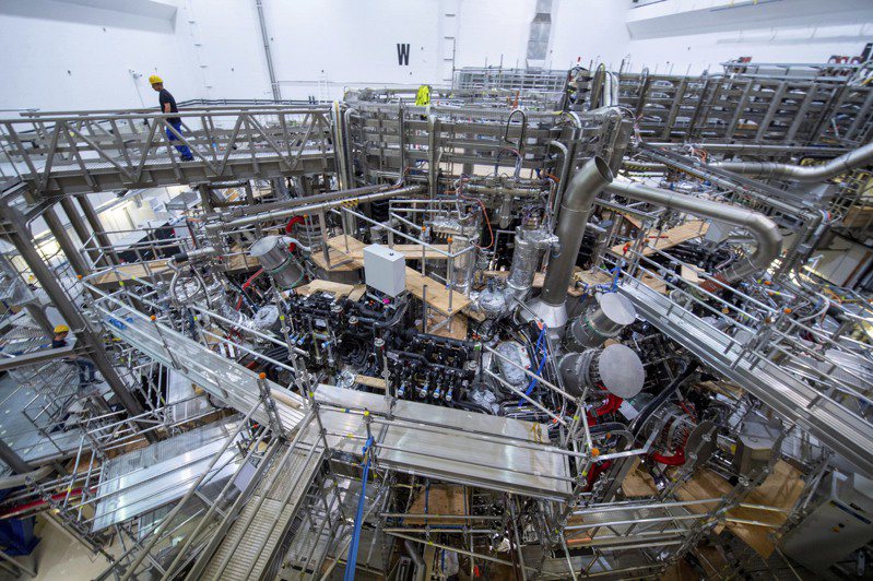 各国积极研究核融合技术，图为位于德国的反应器「维德斯坦7-X」，研究透过核融合技术产生洁净能源。（美联社）(photo:UDN)