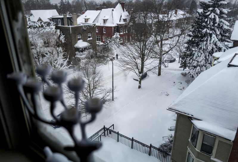 白茫茫的雪景雖然美麗，但其實凶險。紐約州水牛城的冰雪暴已造成至少27人死亡，部分人是被凍死。（美聯社）