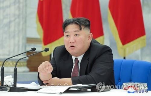 朝鲜媒体大力宣传领导人的金正恩爱民的形象，凸显「不眠不休的辛劳」。韩联社(photo:UDN)
