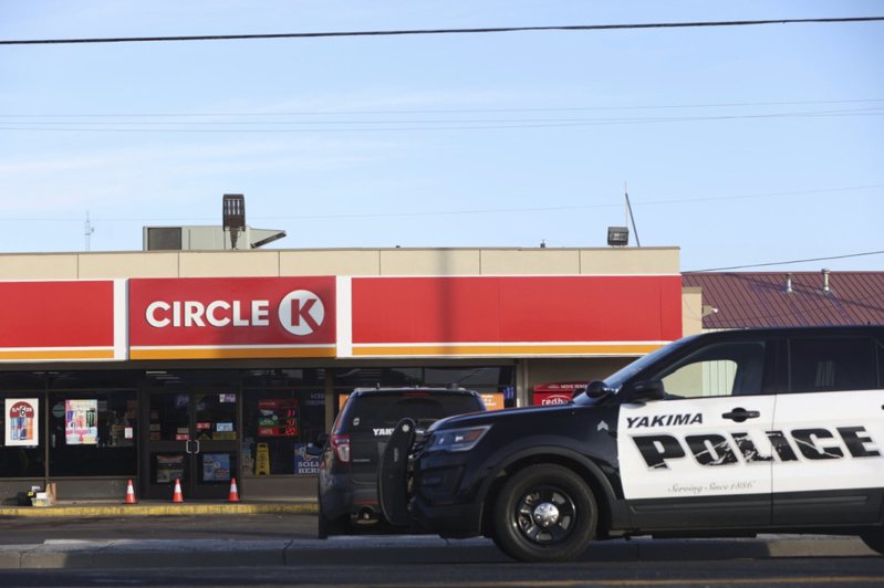 华盛顿州西雅图市附近小镇亚基马的便利店24日发生枪案，一名男子持枪杀害3人逃逸后在警方围捕中自尽。(美联社)(photo:UDN)