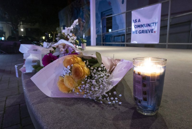 半月湾的民众24日献花向罹难被害者致哀。(美联社)(photo:UDN)