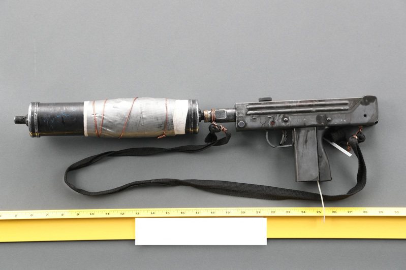 陈友艮用来行凶的MAC-10半自动冲锋枪，还加上了消音器，这把枪未在加州註册。（路透）(photo:UDN)