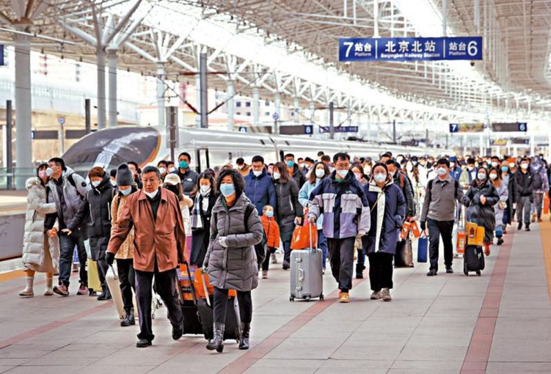 2023年春運期間，旅客在北京北站出行。（中新社）