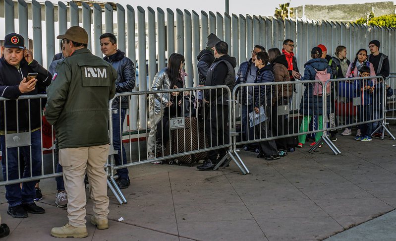 现行措施允美墨边界无证移民获得迅速释放，被联邦法官叫停。图为旅客在墨国提璜纳准备进入美国。欧新社(photo:UDN)