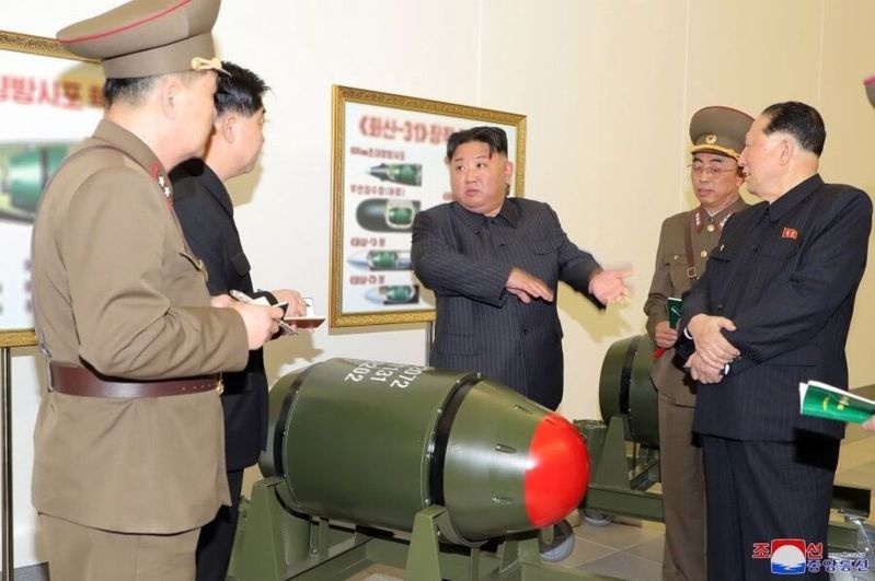 南韓政府日前首次發表北韓人權報告。圖為北韓領導人金正恩視察核武研究所。（朝中社）