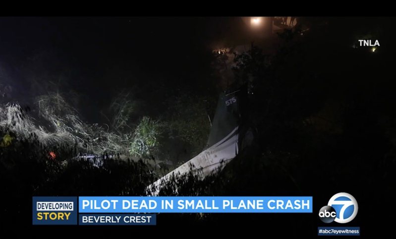 该飞机被发现时位于比佛利山翠斯特周遭，发现时飞行员已无生命迹象。（abc7截图）(photo:UDN)