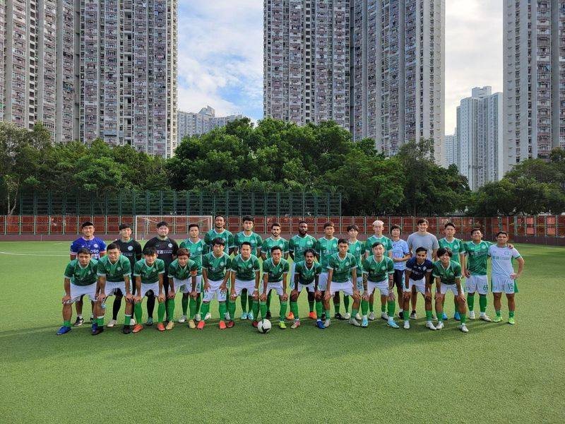 香港廉政公署偵破香港球壇最大宗外圍賭博打假球案，共拘捕23人，包括老牌球隊愉園的教練及11名球員；圖為愉園體育會足球部。（取材自臉書）