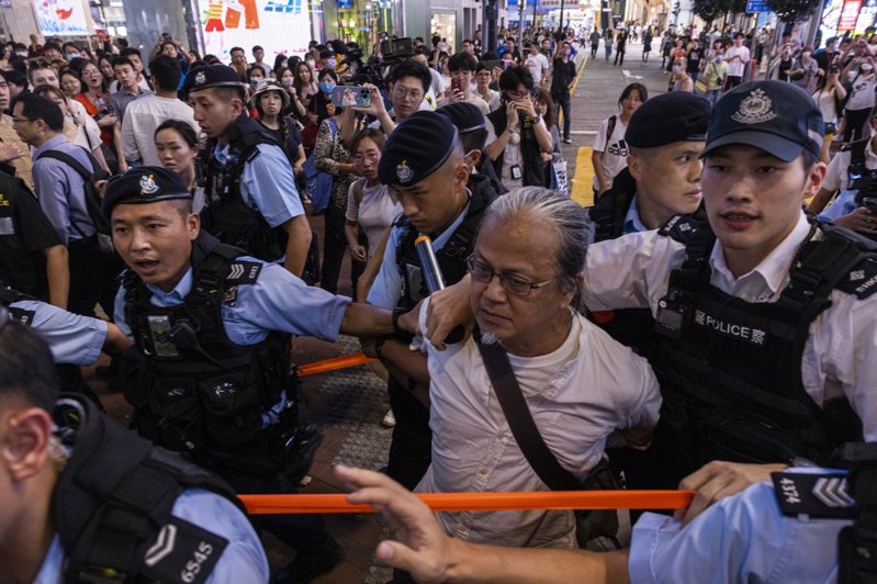 「六四事件」前夕，香港警方3日證實已有四人因涉嫌擾亂公共秩序或進行煽動行為遭到逮捕，另有四人因涉嫌擾亂治安也被港警帶走。(美聯社)
