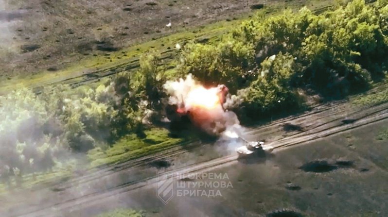 俄羅斯國防部透過官媒「證實」烏軍已發起大反攻，圖為一輛烏軍坦克4日在烏東頓內次克地區遭摧毀。（路透）