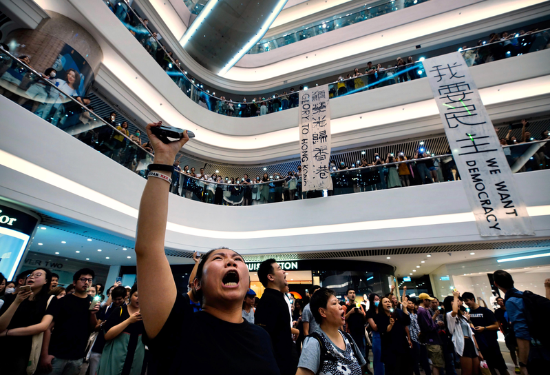 支持反送中運動的民眾，曾在香港各處聚集合唱《願榮光歸香港》歌曲。（美聯社）