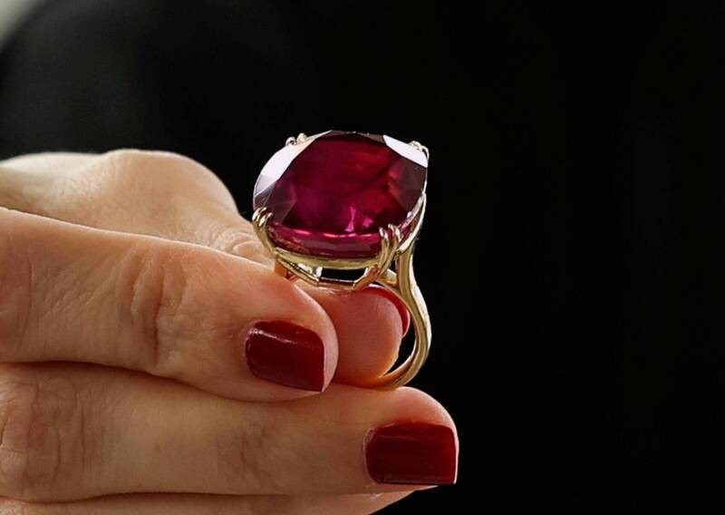 世界最大紅寶石「富拉之星」6月8日在紐約蘇富比拍賣會上以3480萬美元落槌，打破紅寶石的拍賣紀錄。（歐新社）