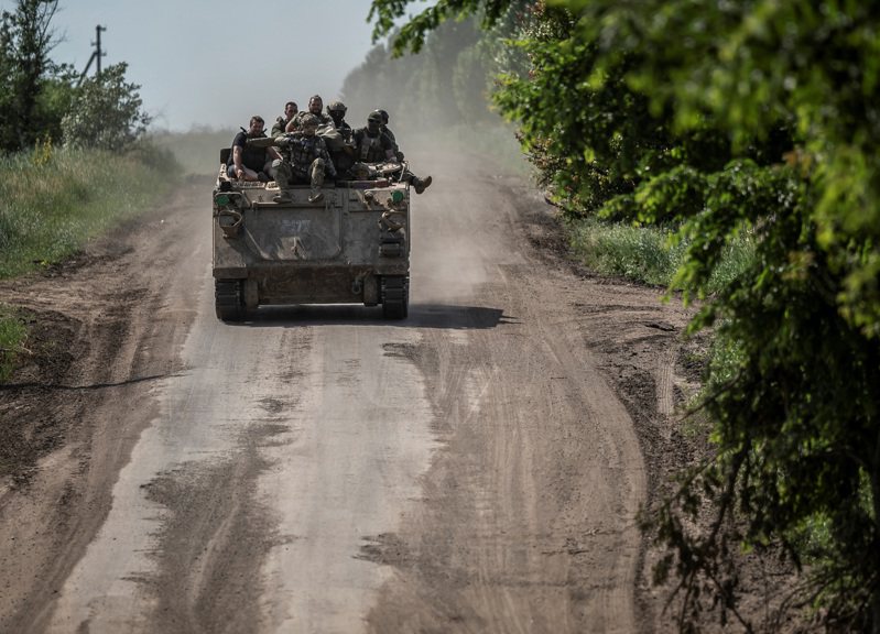 烏克蘭吹響反攻號角後，本周在巴赫姆特附近接連通報取得斬獲。圖為9日在巴赫姆特附近前進的烏軍。（路透）
