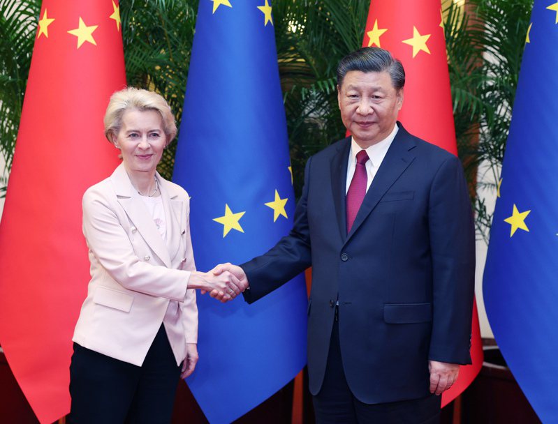 歐盟執委會主席范德賴恩（左）即將公布歐洲與中國經濟往來「去風險化」的路線圖，右為習近平。（新華社）