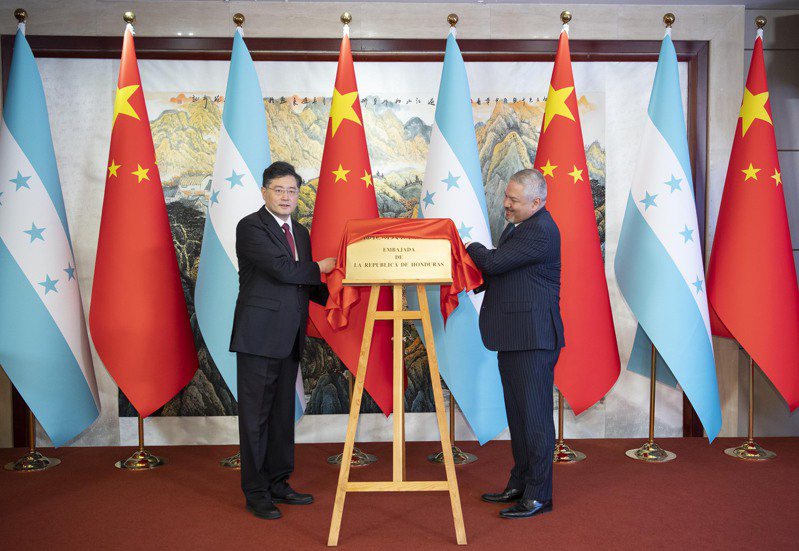 中國外交部長秦剛(左)11日在北京出席宏都拉斯駐華使館開館儀式，和宏都拉斯外長雷納共同為使館揭牌。(新華社)