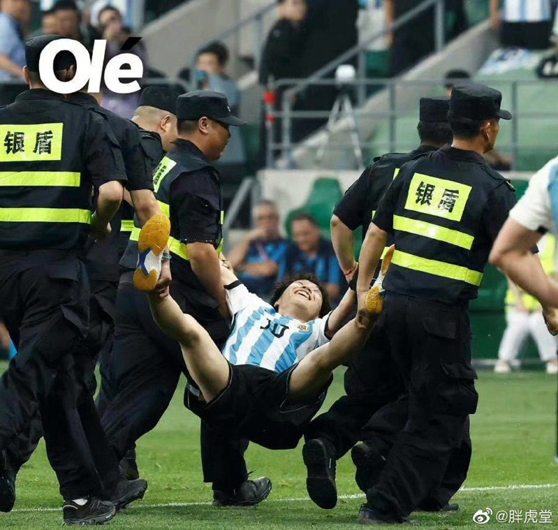 一位年輕足球迷衝入場中抱住梅西後，在場中跑竄，最後遭保全人員抬出場時仍面掛笑容。（取材自微博）
