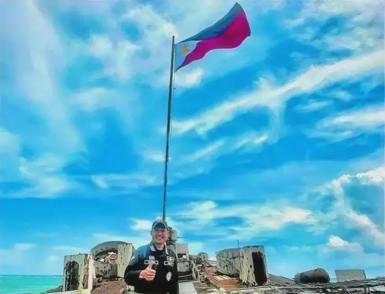 近日，菲律賓西部軍區司令卡洛斯中將（Alberto Carlos）無視中方的軍事威脅登上仁愛礁。（取材自推特）