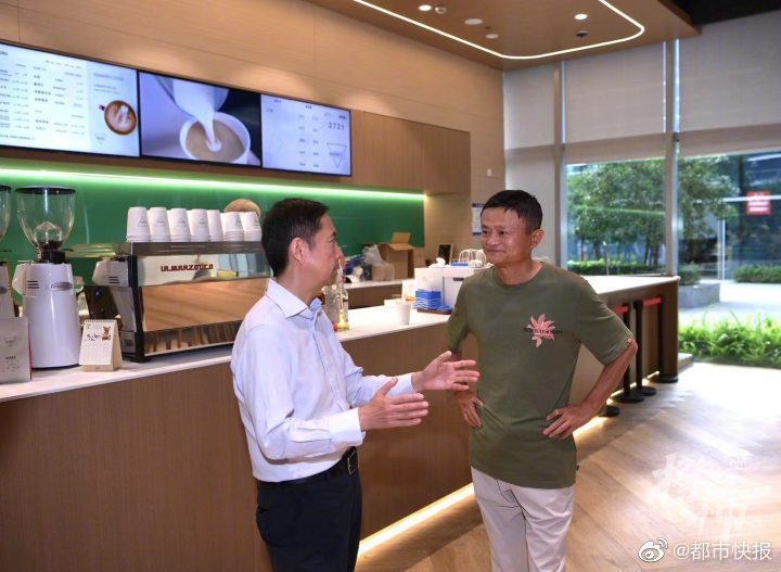 馬雲現身阿里雲總部，張勇請他喝咖啡。(取材自都市快報)
