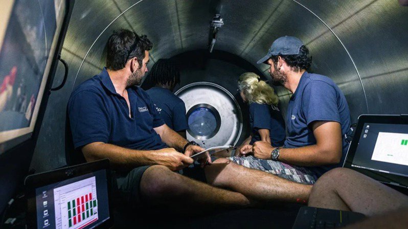 海洋之門公司員工在小型潛水器「泰坦號」內，注視水下4000公尺深的海底。(取自海洋之門網站)