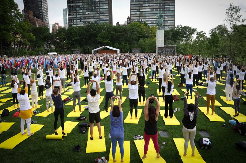 印度總理莫迪21日在美國紐約聯合國總部主持「國際瑜伽日」活動，全場人士國籍多達135國，刷新紀錄。（路透）