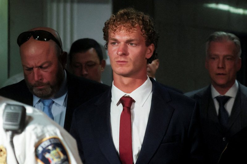 潘尼28日在曼哈頓出庭，對二級過失殺人和刑事疏忽殺人兩項罪名不認罪。(路透)