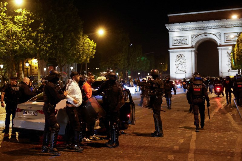 法國警方2日在巴黎凱旋門附近拘捕示威者。(路透)