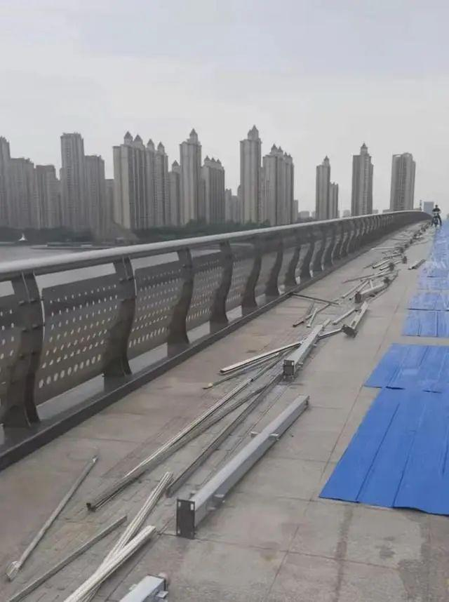 安徽蚌埠舉辦音樂節，竟在公路大橋上搭建圍擋。（取材自新民周刊）