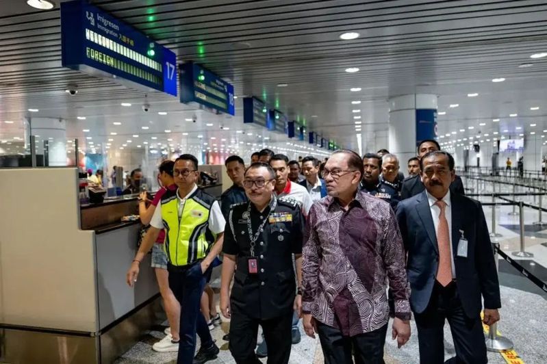 馬來西亞總理安華7月2日到吉隆坡國際機場突擊巡視。(取材自瀟湘晨報)