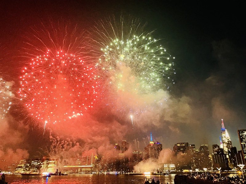 梅西百貨的國慶煙火，照亮整個曼哈頓夜空。聯合報系記者張心／攝影