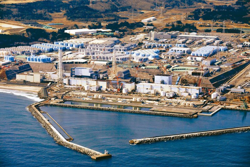 國際原子能總署4日公布綜合評估報告，給日本將福島核汙水排海計畫「開綠燈」。圖為這座位於福島縣大熊町的核電廠廠區內，可見許多核汙水的圓柱狀儲存槽。(美聯社)