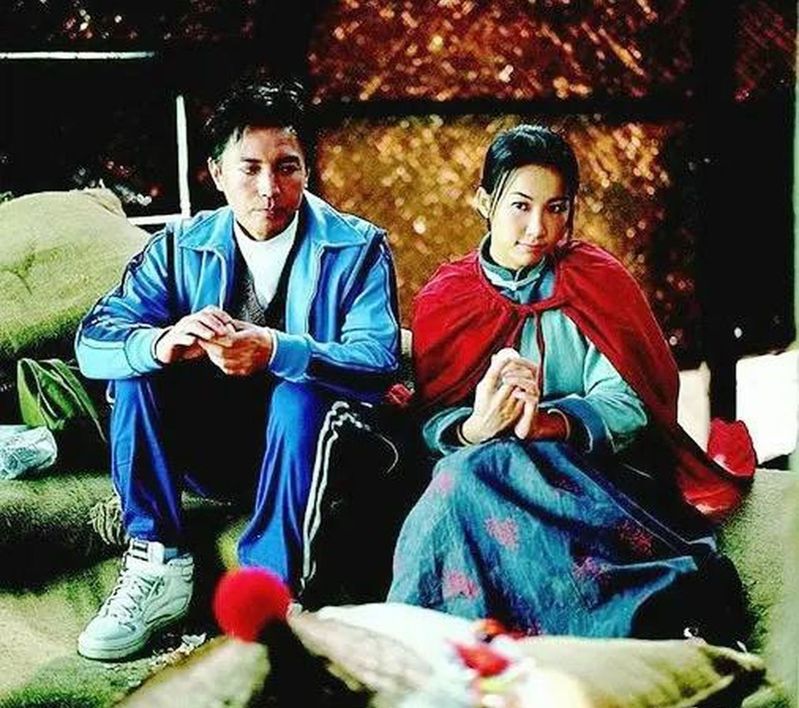 李玟(左)2004年與尊龍主演的電影「自娛自樂」。（取材自微博）
