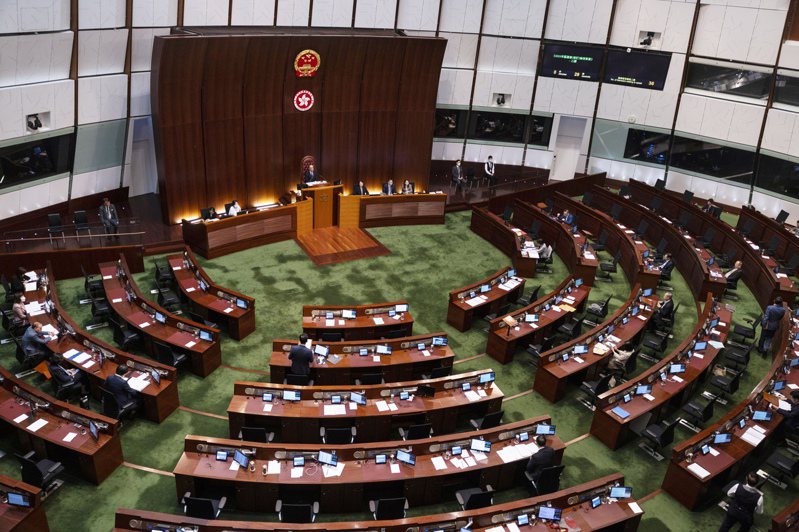 香港立法會民選議席由400多個大幅減到88席，許智峯等至少19名「末代民選議員」發起連署，指香港民主議會制度「正式死亡」，要求全球各國政府不再承認香港任何議會的合法性。(美聯社)
