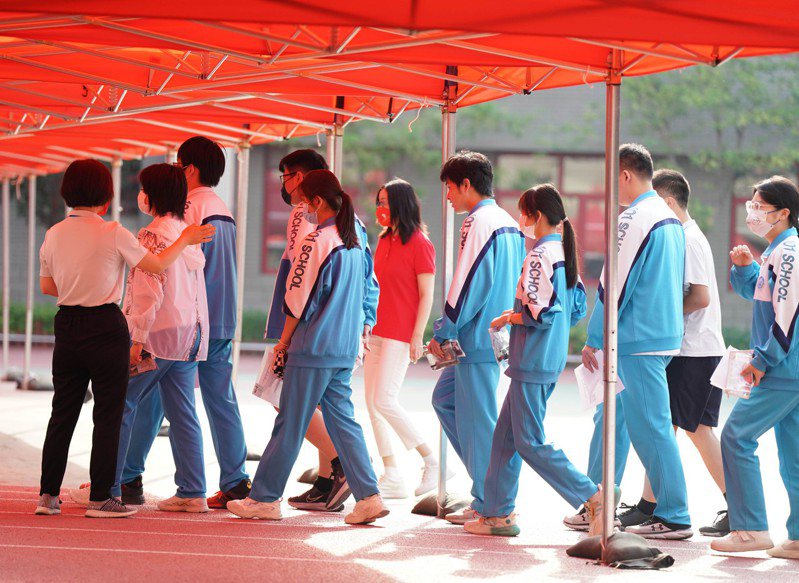 圖為2023年北京市初中學業水平考試，考生前往考場。(新華社)