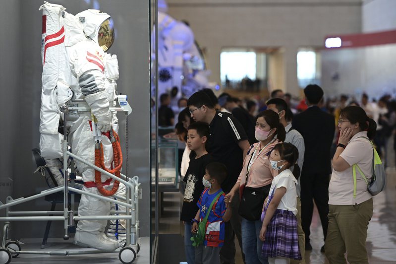 觀眾在中國國家博物館參觀展出的中國航天員艙外航天服。  （中新社）